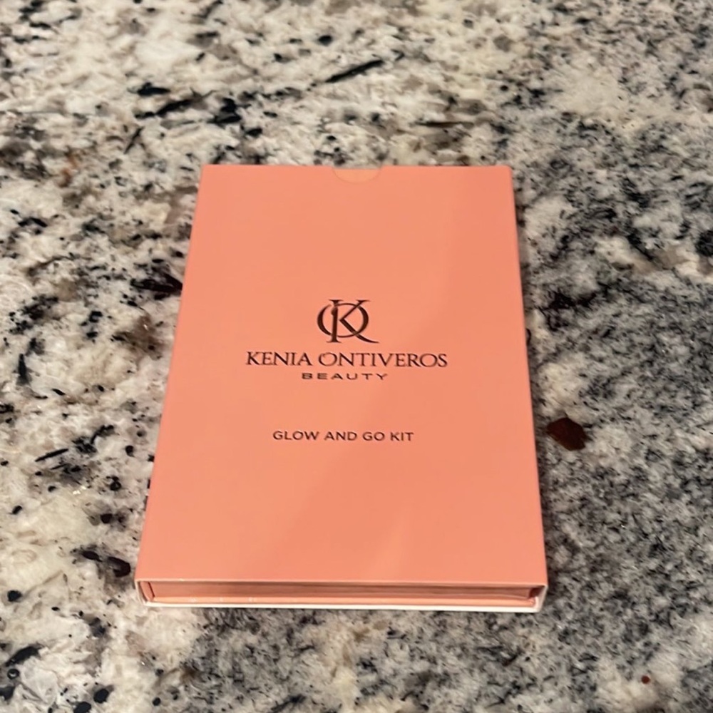 NIB Kenia Ontiveros Glow And Go Kit - Picture 5 of 8